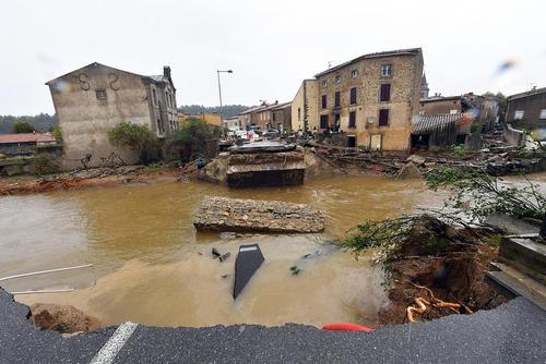 فروریختن یک پل در اثر سیل و رانش زمین در جنوب فرانسه