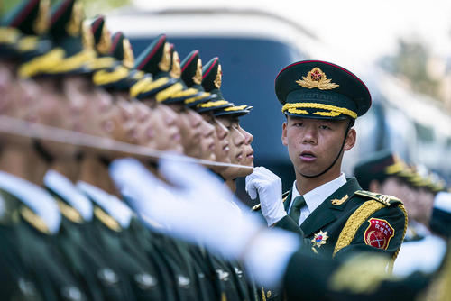 آماده‌سازی گارد تشریفات ارتش چین برای مراسم استقبال رسمی از پادشاه نروژ/ پکن