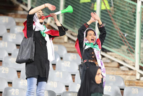 حضور زنان و دختران ایرانی در استادیوم آزادی/ عکس: سعید زارعیان؛ خبرگزاری آلمان