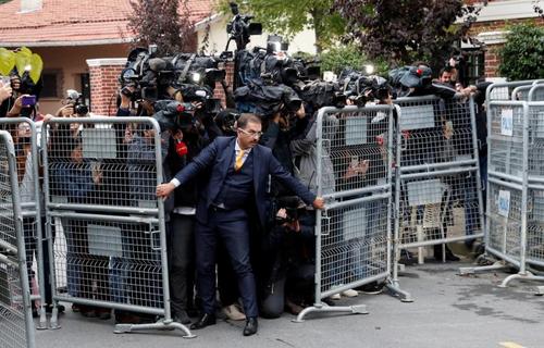 ازدحام خبرنگاران و عکاسان خبری در مقابل حفاظ امنیتی کنسولگری سعودی در شهر استانبول/ رویترز