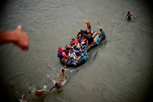 ورود مهاجران هندوراسی از راه رودخانه به مرز مکزیک/ خبرگزاری فرانسه