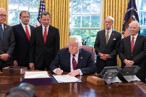 ترامپ در حال امضای یک قانون جدید درباره توسعه زیر ساخت‌های آب در آمریکا/ کاخ سفید