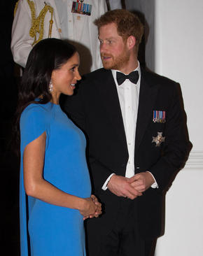 شاهزاده هری نوه ملکه بریتانیا و همسر باردارش در یک مراسم شام رسمی در کشور فیجی
