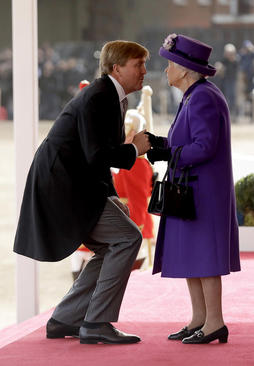 ادای احترام پادشاه هلند به ملکه بریتانیا در جریان سفر رسمی به لندن/عکس: 