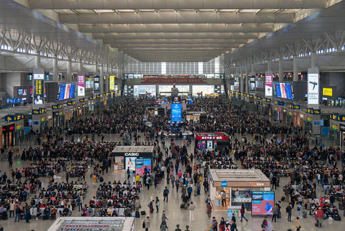 ایستگاه راه‌آهن شهر شانگهای چین در ساعت شلوغی