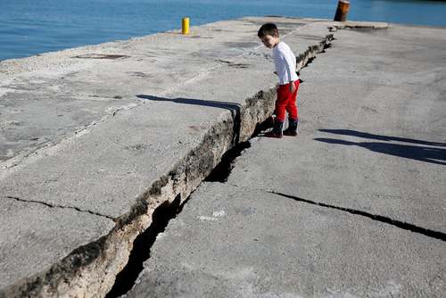 ترک خوردن زمین در پی زلزله در جزیره‌ای در یونان/ رویترز