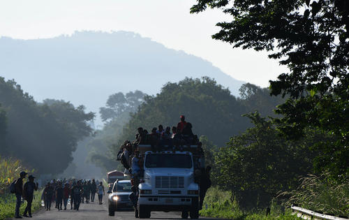 کاروان مهاجران آمریکای لاتین در حال حرکت به سمت مرز آمریکا/ مکزیک