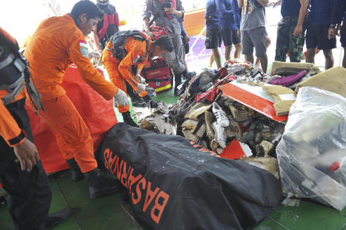 جمع‌آوری بقایای هواپیمای مسافربری سقوط کرده اندونزیایی از دریا