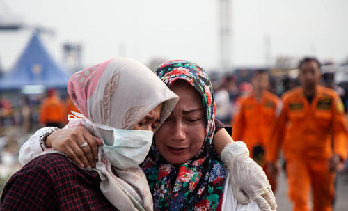 خانواده‌های قربانیان سانحه سقوط هواپیمای مسافربری اندونزی در حال شناسایی وسایل و لوازم اعضای خانواده‌شان/EPA