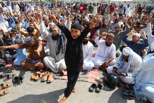 تظاهرات یک حزب اسلامگرا در مقابل دادگاه عالی در کراچی پاکستان در اعتراض به لغو حکم اعدام یک زن مسیحی به خاطر کفرگویی/EPA