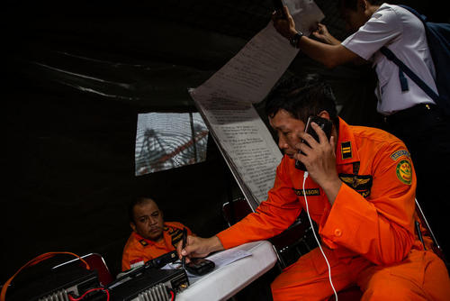 ادامه عملیات جستجو برای یافتن بقایای اجساد قربانیان هواپیمای مسافربری اندونزی