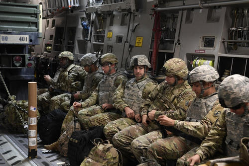 نظامیان آمریکایی در داخل هواپیمای ترابری نظامی و در حال اعزام به مرز با مکزیک برای مقابله با سیل مهاجران از آمریکای لاتین