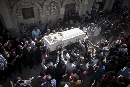 مراسم تشییع مسیحیان قبطی کشته شده در حمله تروریستی اخیر در مصر