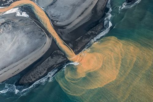 ریختن رودخانه به داخل دریا در ایسلند/ عکس روز وب سایت 