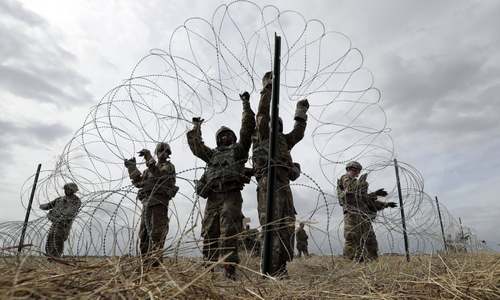 سربازان ارتش آمریکا در حال کار گذاشتن سیم خاردار در مرز با مکزیک/ آسوشیتدپرس
