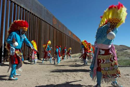 رقص سنتی گروه های بومی مکزیکی در مرز با آمریکا/ خبرگزاری فرانسه