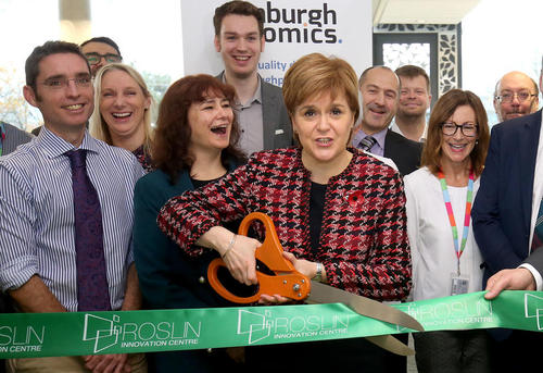 وزیر اول اسکاتلند در حال افتتاح مرکز نوآوری دانشگاه ادینبورگ