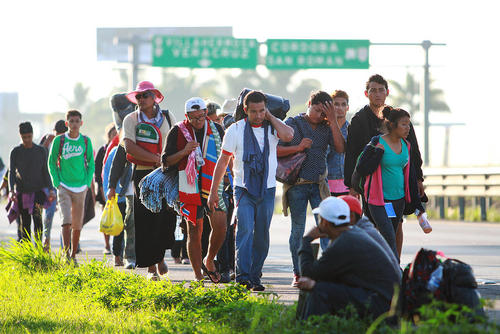 حرکت کاروان مهاجران کشورهای آمریکای مرکزی به سمت مرز آمریکا در مکزیک