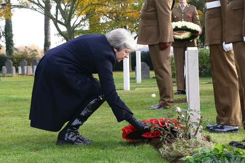 ادای احترام نخست وزیر بریتانیا به مقبره نخستین سرباز بریتانیایی کشته شده در جنگ اول جهانی در 