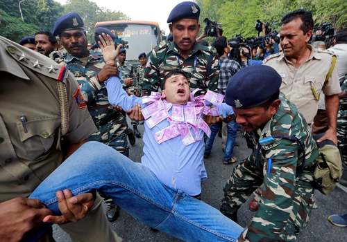 دستگیری معترضان به سیاست‌های اقتصادی دولت هند در مقابل بانک مرکزی این کشور در شهر دهلی / رویترز