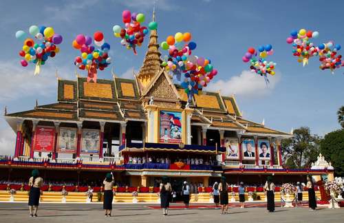 جشن شصت و پنجمین سالگرد استقلال کشور کامبوج از استعمار فرانسه/ پنوم‌پن/EPA