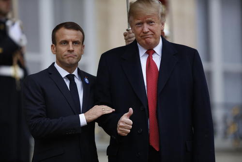 مراسم استقبال رییس جمهوری فرانسه از همتای آمریکایی در کاخ الیزه در پاریس