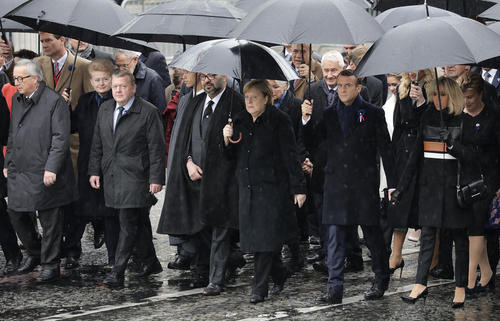 پیاده روی 60 نفر از رهبران جهان به سمت طاق نصرت در شهر پاریس در مرسام یکصدمین سالگرد پایان جنگ اول جهانی/ خبرگزاری آلمان
