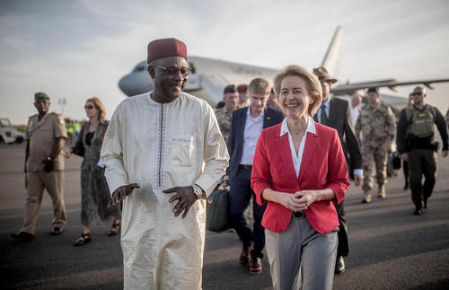 استقبال همتای نیجری وزیر دفاع آلمان از او در فرودگاه شهر نیامی نیجر