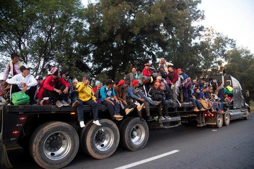 کاروان مهاجران کشورهای آمریکای مرکزی در حال حرکت به سمت مرز ایالات متحده آمریکا در مکزیک