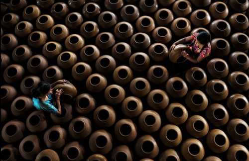 یک کارگاه تولید کوزه‌های سفالی در میانمار/ عکس روز وب سایت