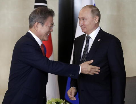 دیدار روسای جمهوری کره جنوبی و روسیه در سنگاپور/ ایتارتاس