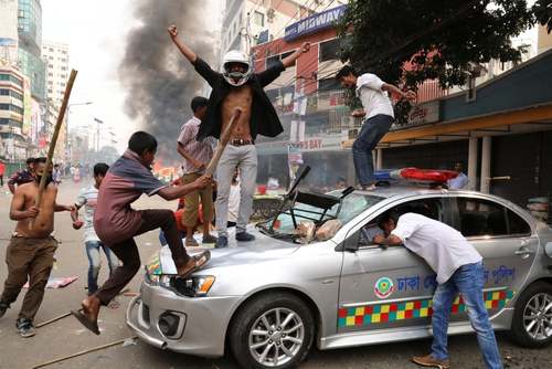 تخریب ماشین پلیس بنگلادش به دست هواداران حزب ملی گرای بنگلادش در جریان تظاهرات خیابانی در شهر داکا/ رویترز