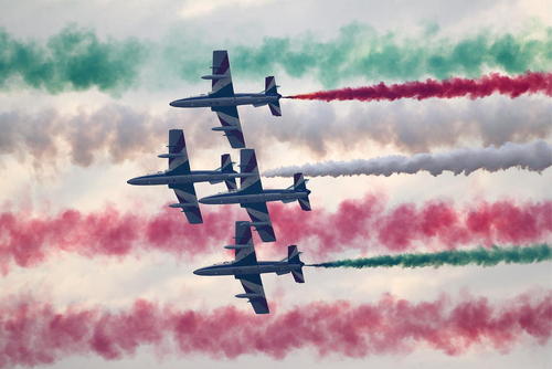 پرواز تیم آکروباتیک هوایی ایتالیا در نمایشگاه بین‌المللی صنعت هوانوردی بحرین در پایگاه هوایی