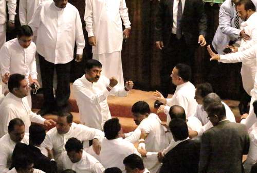 درگیری نمایندگان موافق و مخالف دولت سریلانکا در پارلمان/EPA
