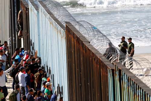 تجمع مهاجران آمریکای مرکزی در دیوار مرزی بین آمریکا و مکزیک/ رویترز