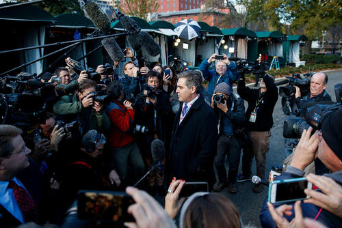 استقبال همکاران رسانه ای خبرنگار سی ان ان از او به هنگام ورود به کاخ سفید