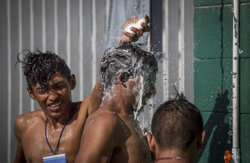 حمام گرفلتن مهاجران آمریکای مرکزی عازم آمریکا در یک اردوگاه اسکان در شهر 