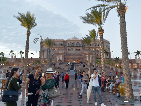گشت و گذار گردشگران خارجی در مقابل کاخی در شهر ابوظبی امارات