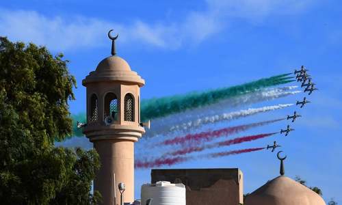 نمایش هوایی یک گروه آکروباتیک هوایی ایتالیا در هفته ایتالیا در کویت/ خبرگزاری فرانسه