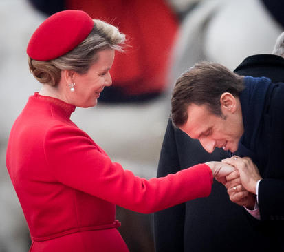 بوسه رییس جمهوری فرانسه به دست ملکه بلژیک