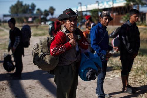 مهاجران آمریکای مرزی عازم آمریکا در مرز مکزیک و آمریکا
