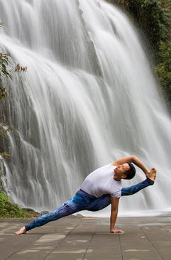 تمرین یوگا در مقابل یک آبشار طبیعی- چین