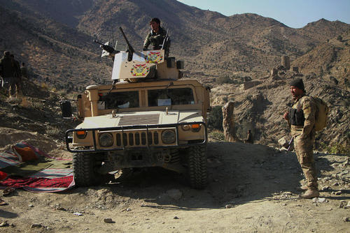 نیروهای ارتش افغانستان در حال عملیات علیه داعش در جلال آباد/ شینهوا
