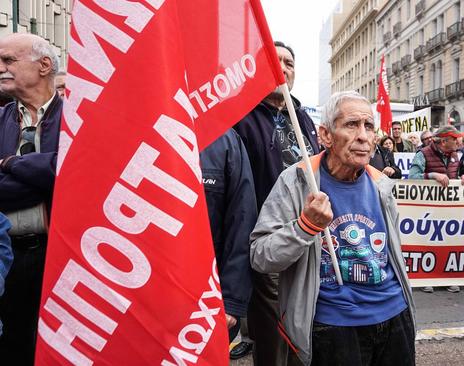 تظاهرات بازنشستگان یونانی در شهر آتن با درخواست پس گرفتن پول‌هایی که در دوران ریاضت اقتصادی از حقوق آنها کسر شده است.