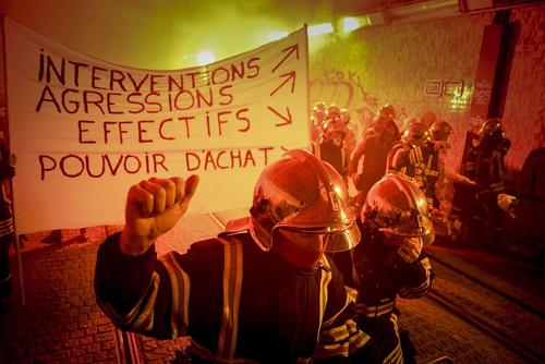 تظاهرات آتش‌نشانان فرانسوی در تونلی در شهر لیون فرانسه