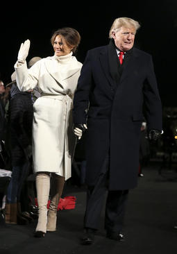 ترامپ و همسرش در مراسم سالانه روشن کردن درخت کریسمس در واشنگتن/CNP