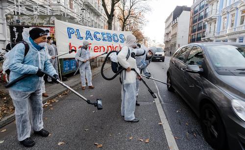 اعتراض نمادین فعالان محیط زیست به آلودگی هوا در هامبورگ آلمان/ خبرگزاری آلمان