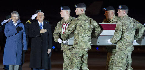 حضور معاون رییس جمهوری آمریکا در مراسم استقبال از جسد یک نظامی آمریکایی کشته شده در افغانستان