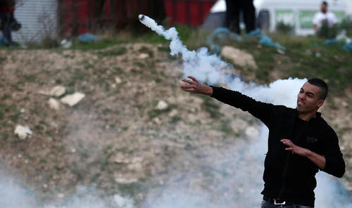 تظاهرات ضد اسراییلی جوانان فلسطینی در شهر نابلس در کرانه باختری