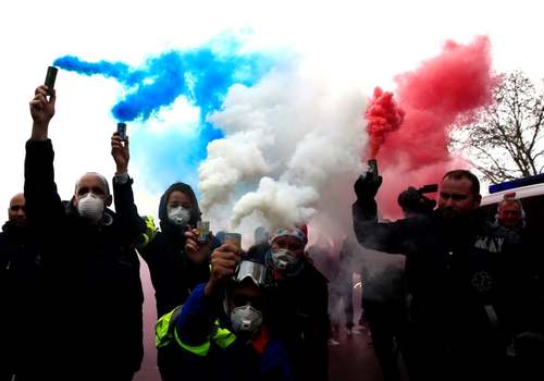 تظاهرات و اعتصاب رانندگان آمبولانس در شهر پاریس فرانسه/ رویترز و آسوشیتدپرس